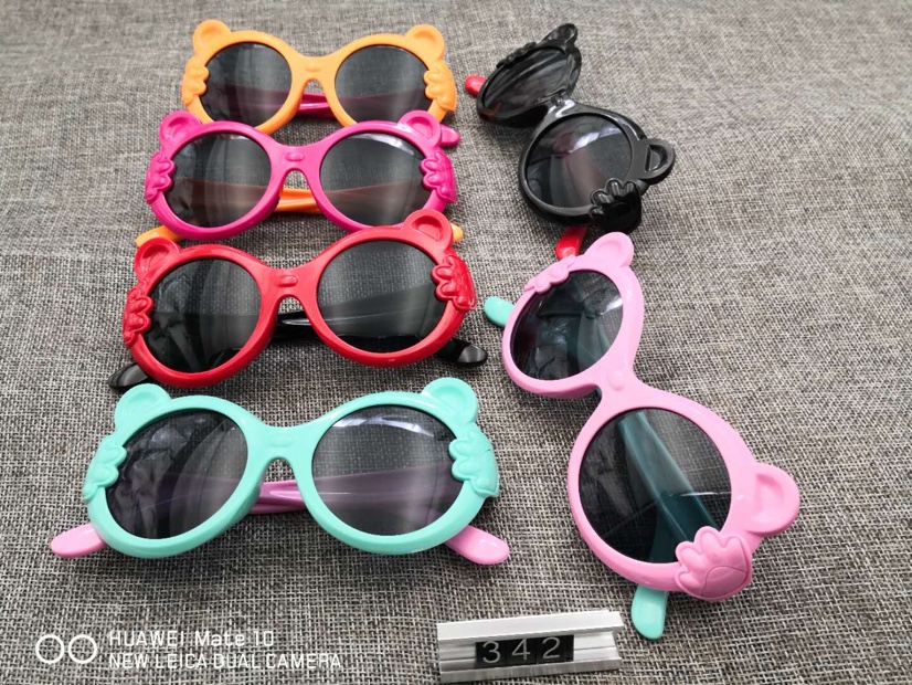 Cartoon children's glasses are available in stock