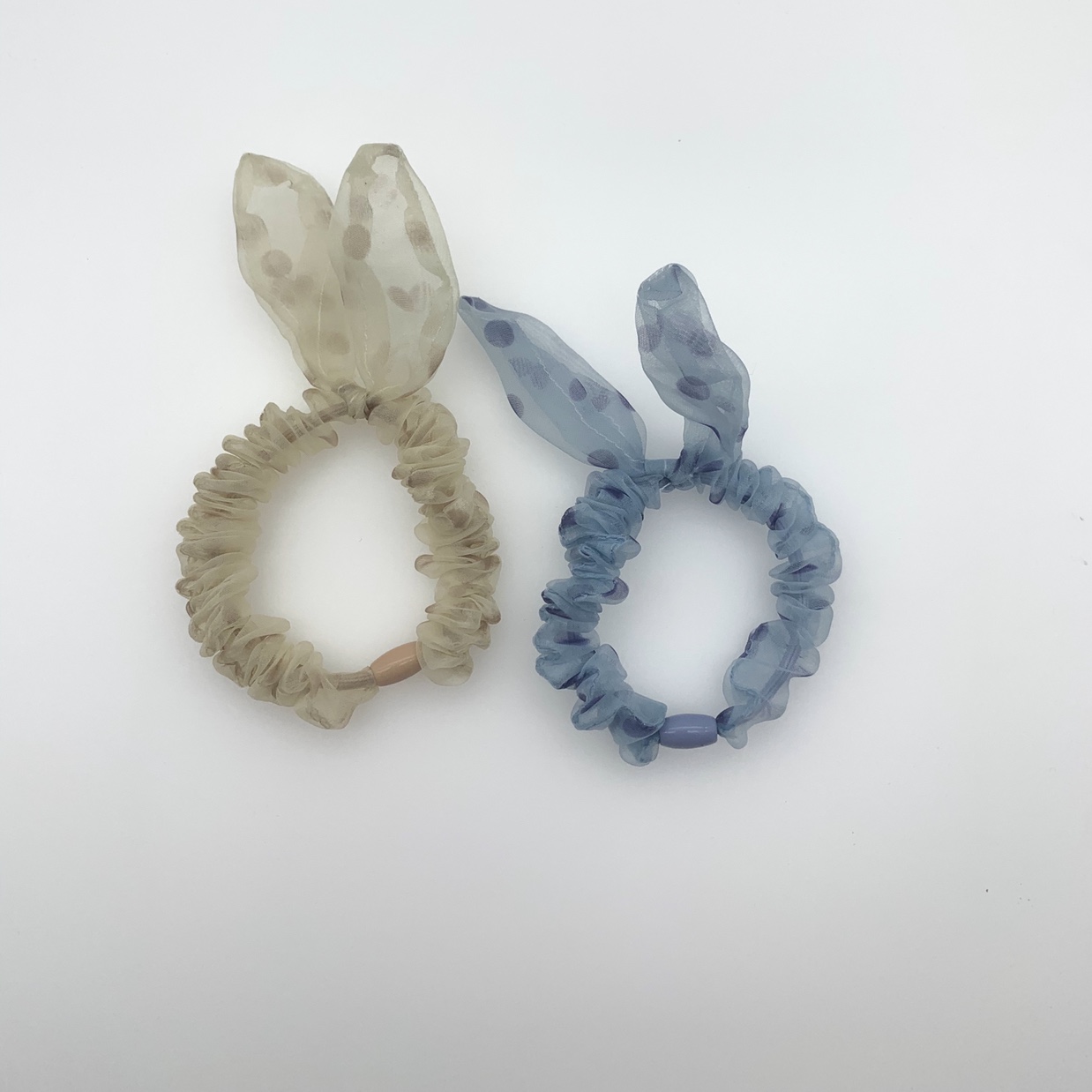 model demonstrates three different hair binding methods and the effect is intuitive and clear