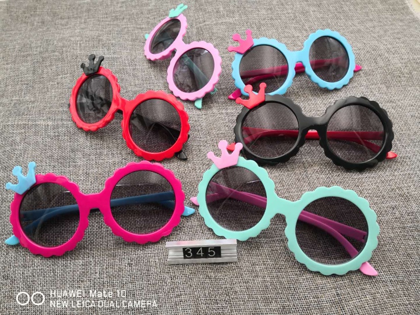 Cute cartoon pattern children's glasses in stock for wholesale