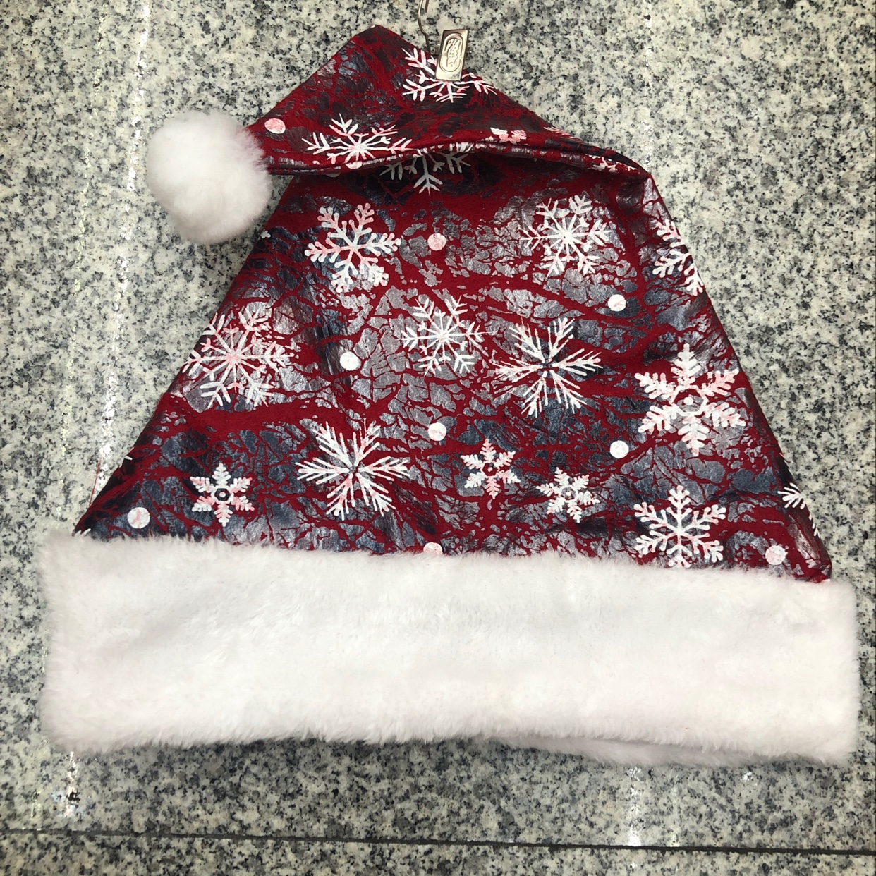 The latest Christmas hat from Hua's Christmas Craft Christmas Decoration features a leather surface printed with fringed snowflake patterns