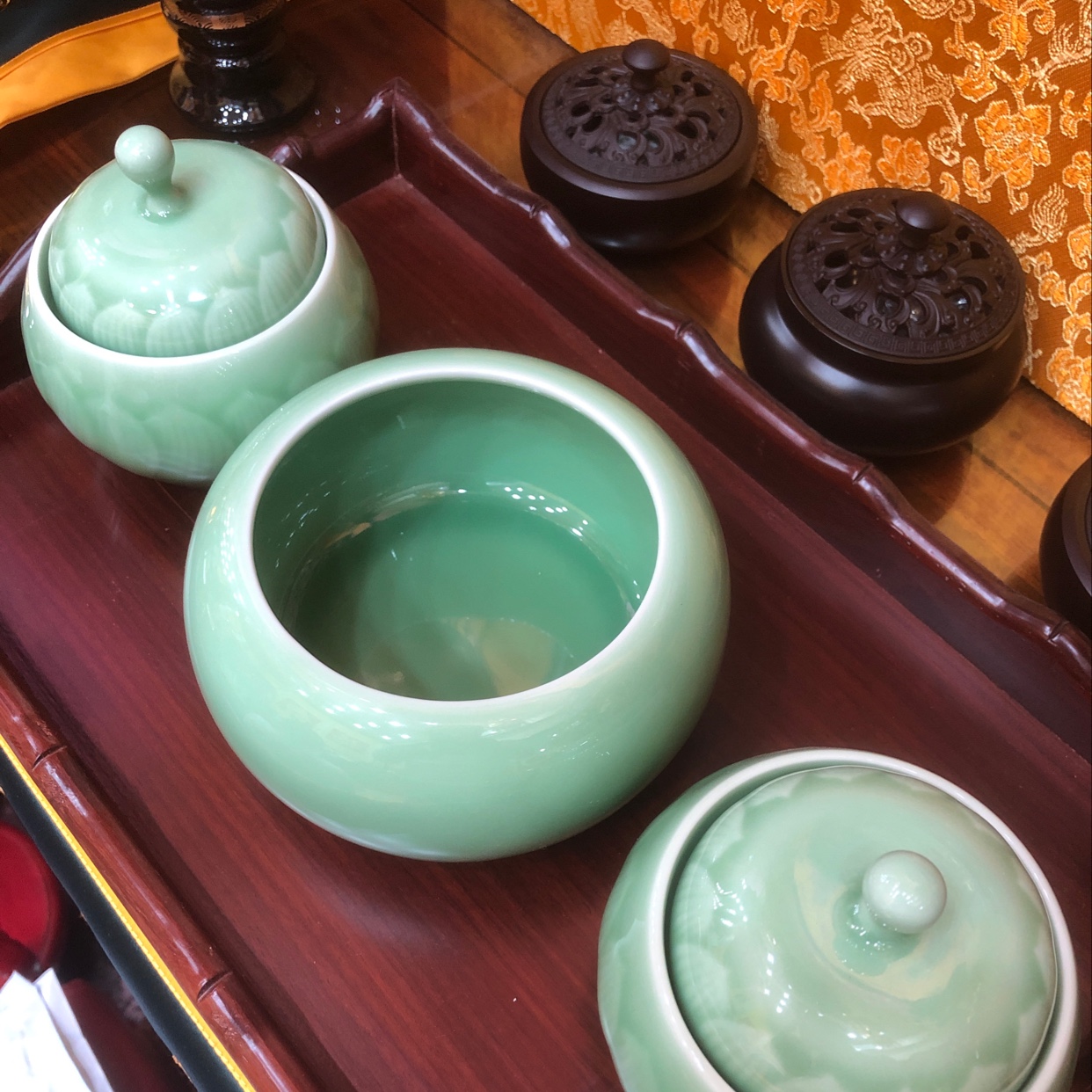 龙泉青瓷供具
香炉 粉盅细节图