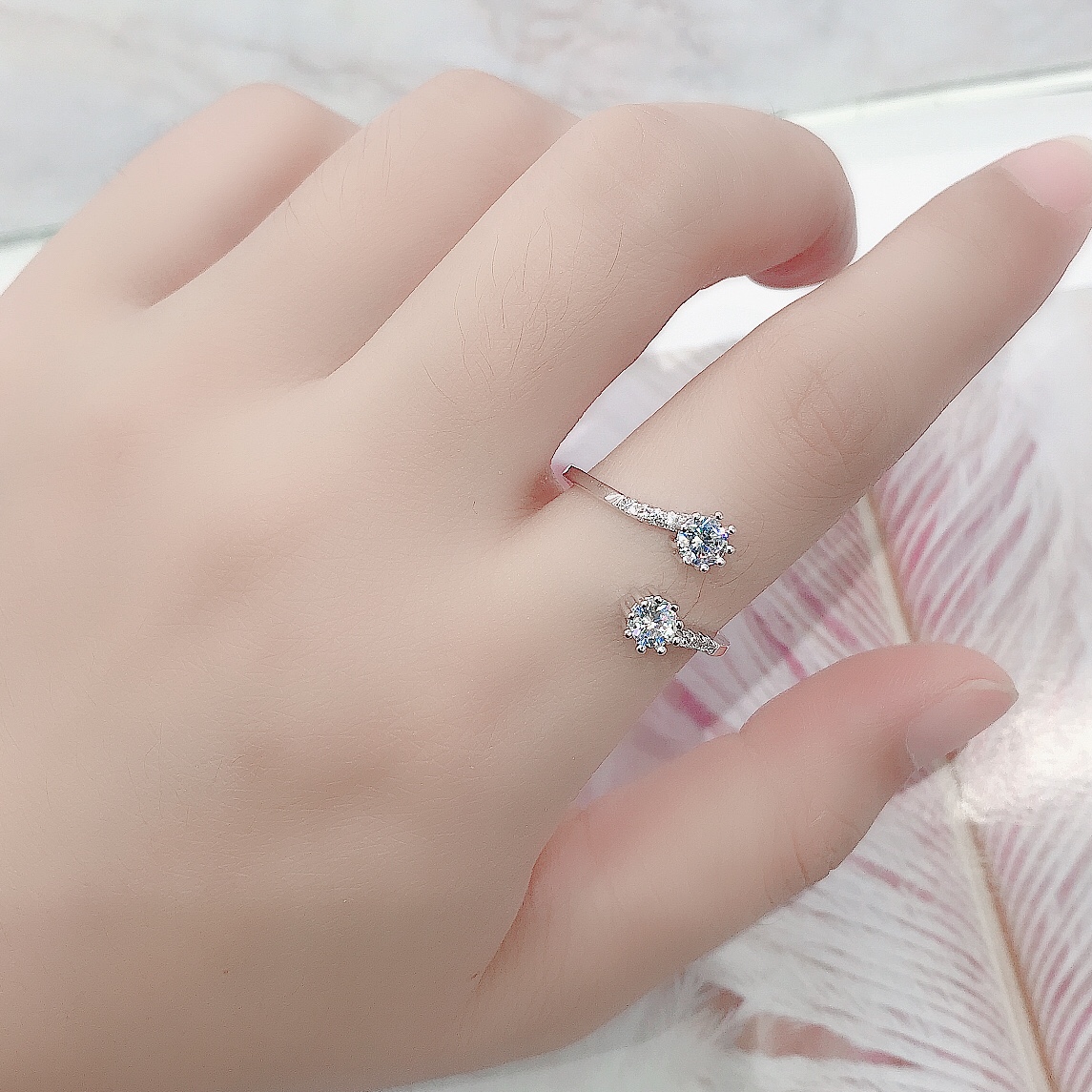 A popular Douyin ring with a female opening, a trendy Japanese and Korean personality. A cool Douyin ring with a grand index finger, a student ring Application Scenario
