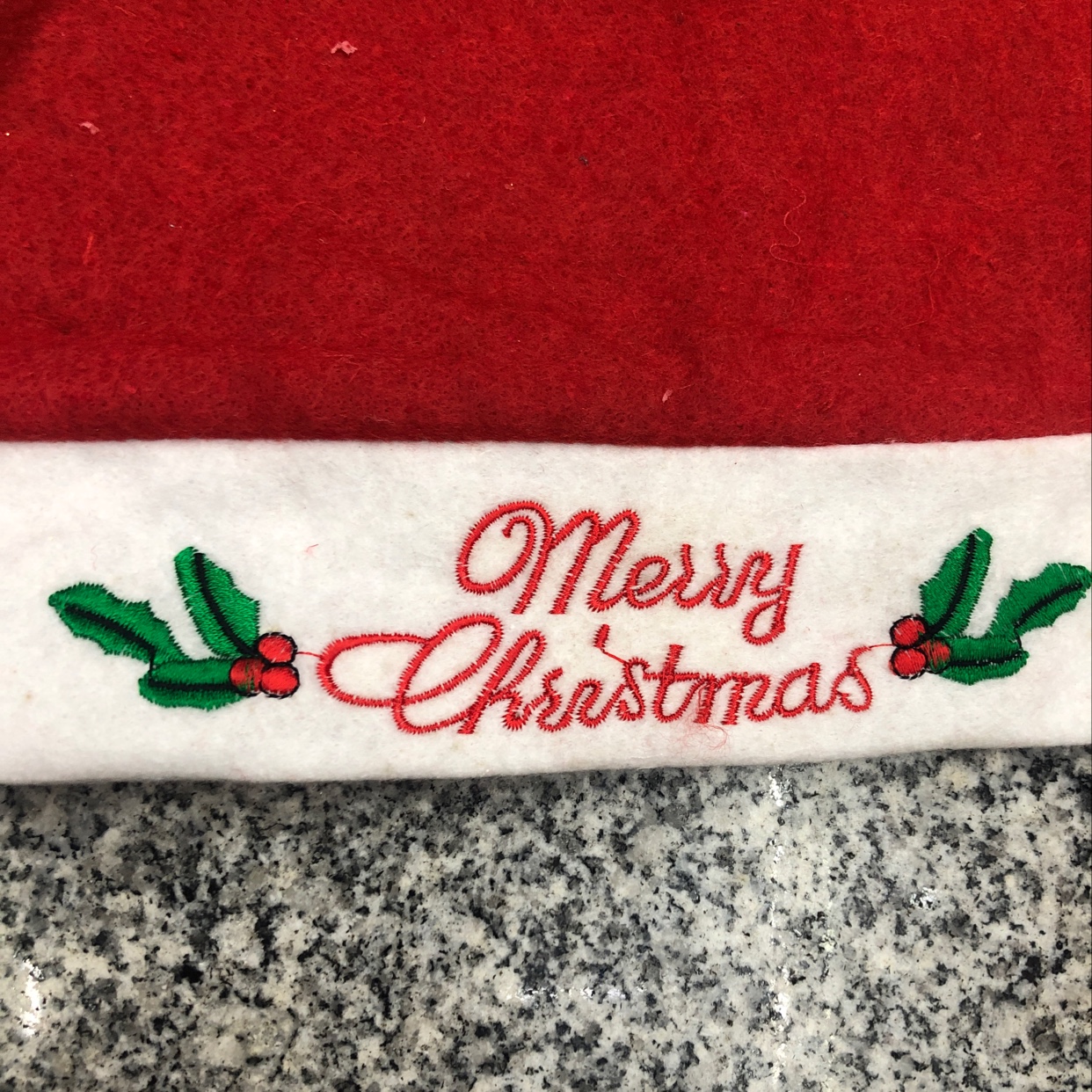 The latest non-woven fabric embroidered English Christmas hat from Hua's Christmas Craft Christmas Decoration can be customized for adults Specification image