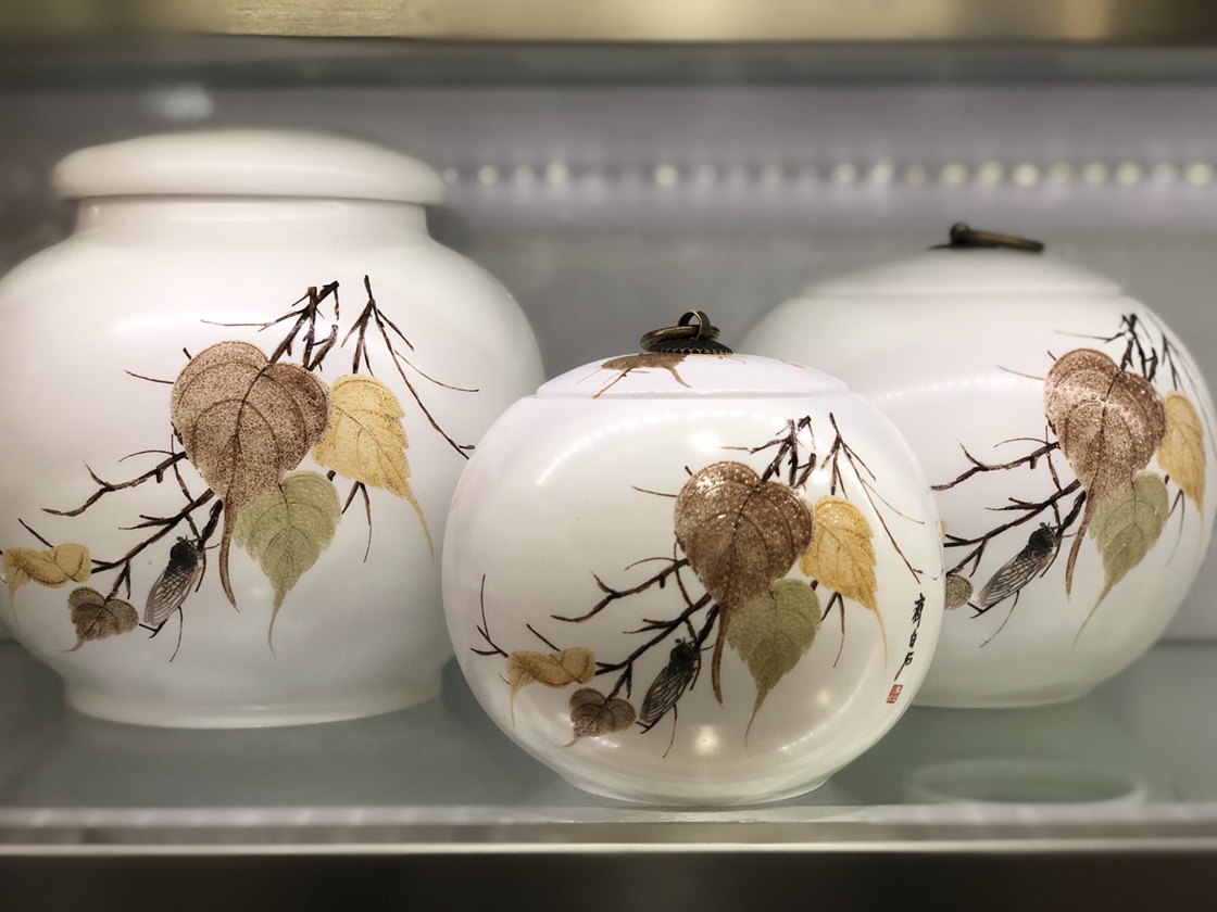 Kun Kun Ceramic Small Ceramic Tea Can, retro and elegant, gold-painted hand-painted sealed with lid, household storage can, multi-purpose, hand-painted Pu 'er black tea Box 043 Application Scenario