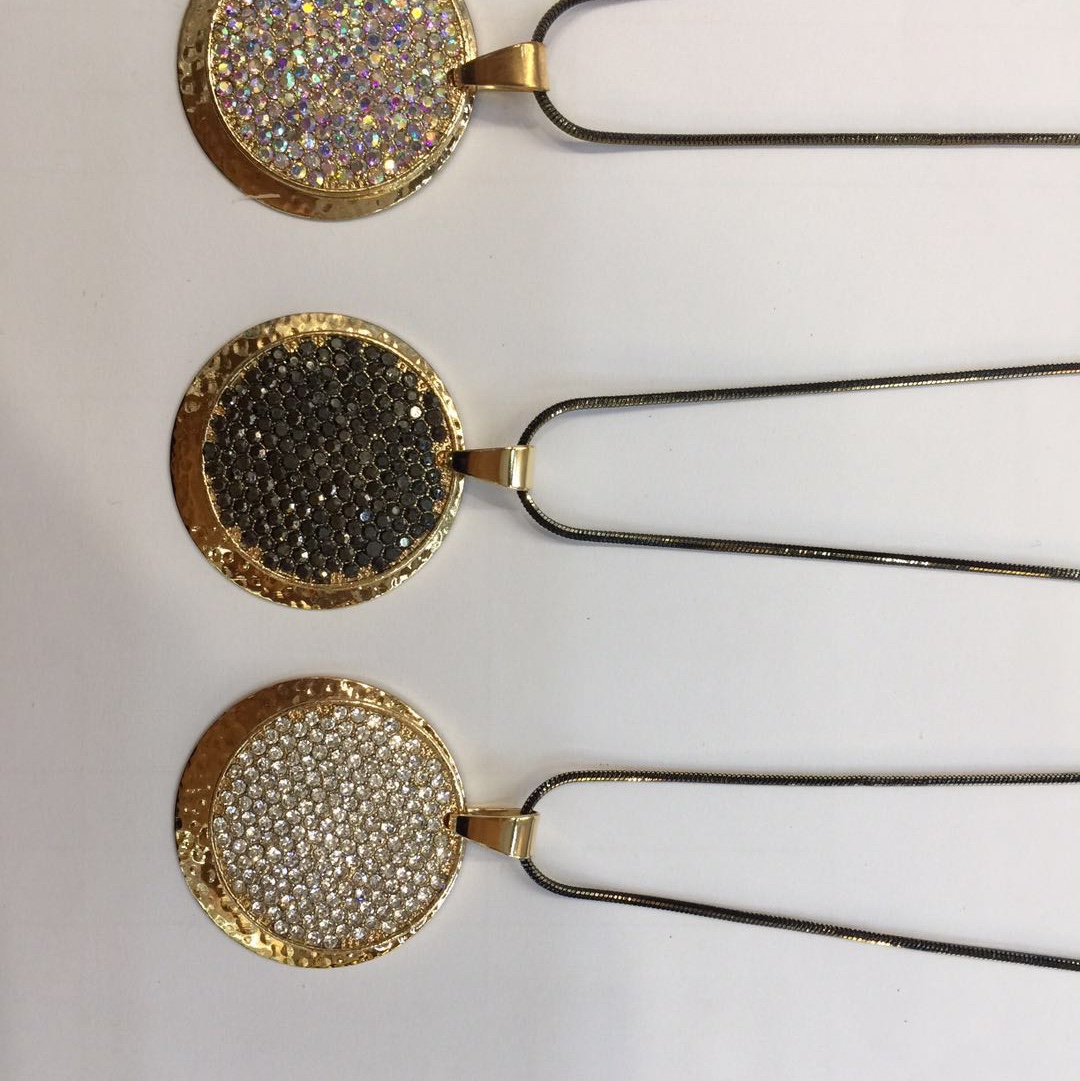 Necklaces, sweater chains, jumper chains. thumbnail