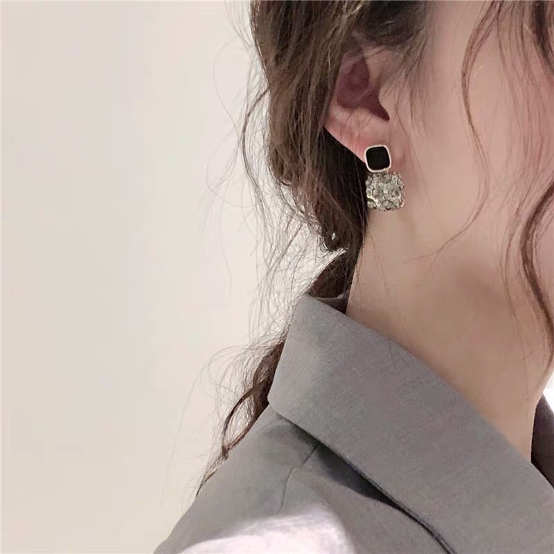 Ear studs 2020 New South Korea East Gate fashion simple black and white earrings 925 silver needle electroplating real gold factory direct sale thumbnail