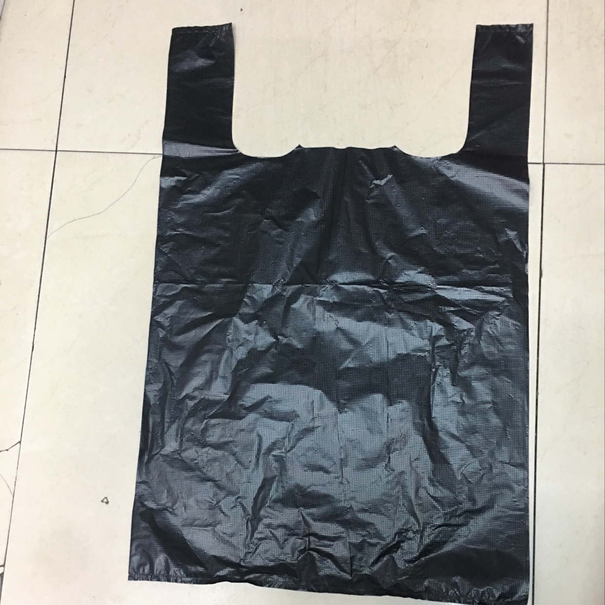 Wholesale of black 65 cm plastic handbags and plastic bags