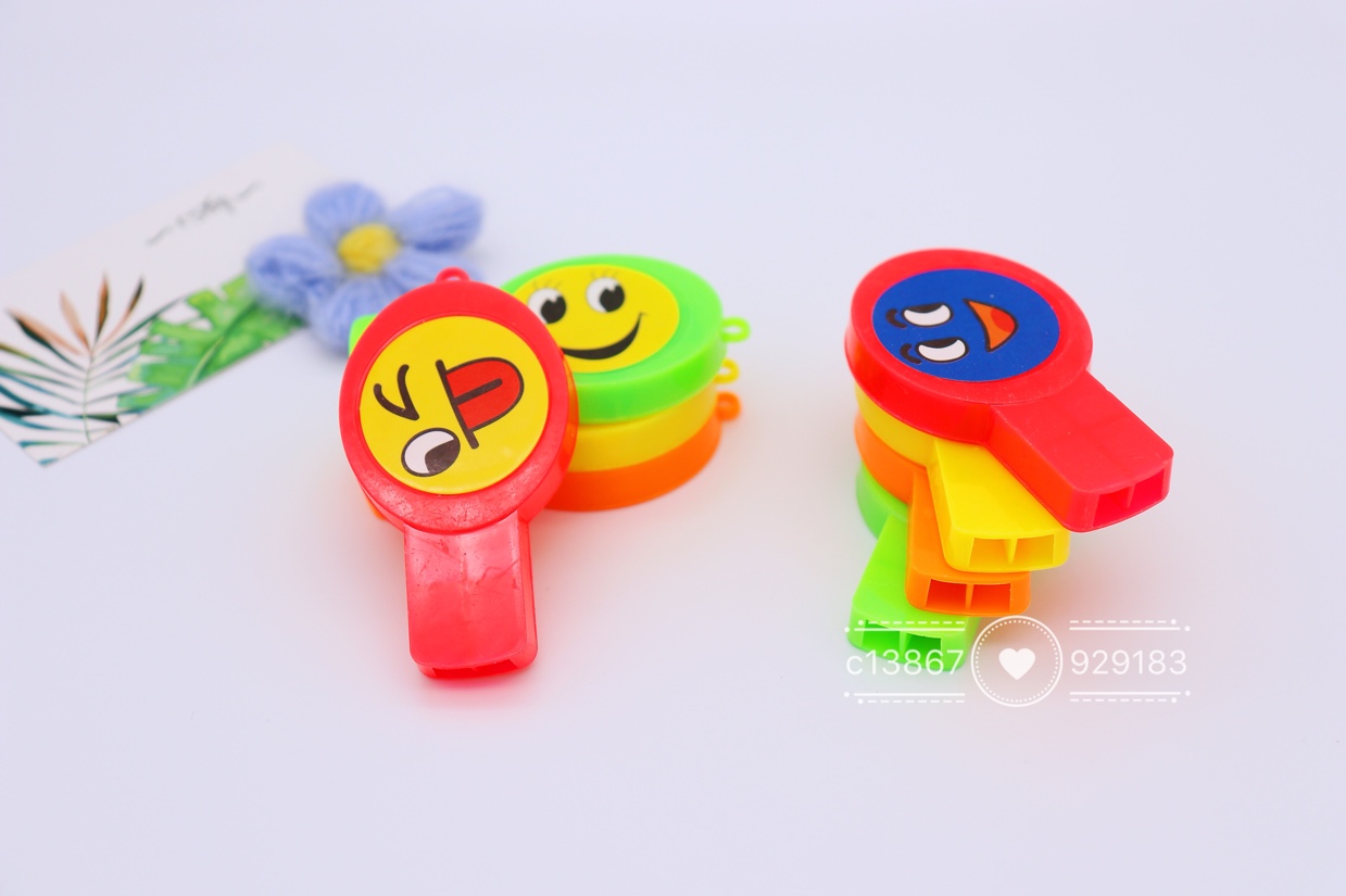 Smiling face Flat whistle children's plastic toy gift, Gashapon party toy Application Scenario