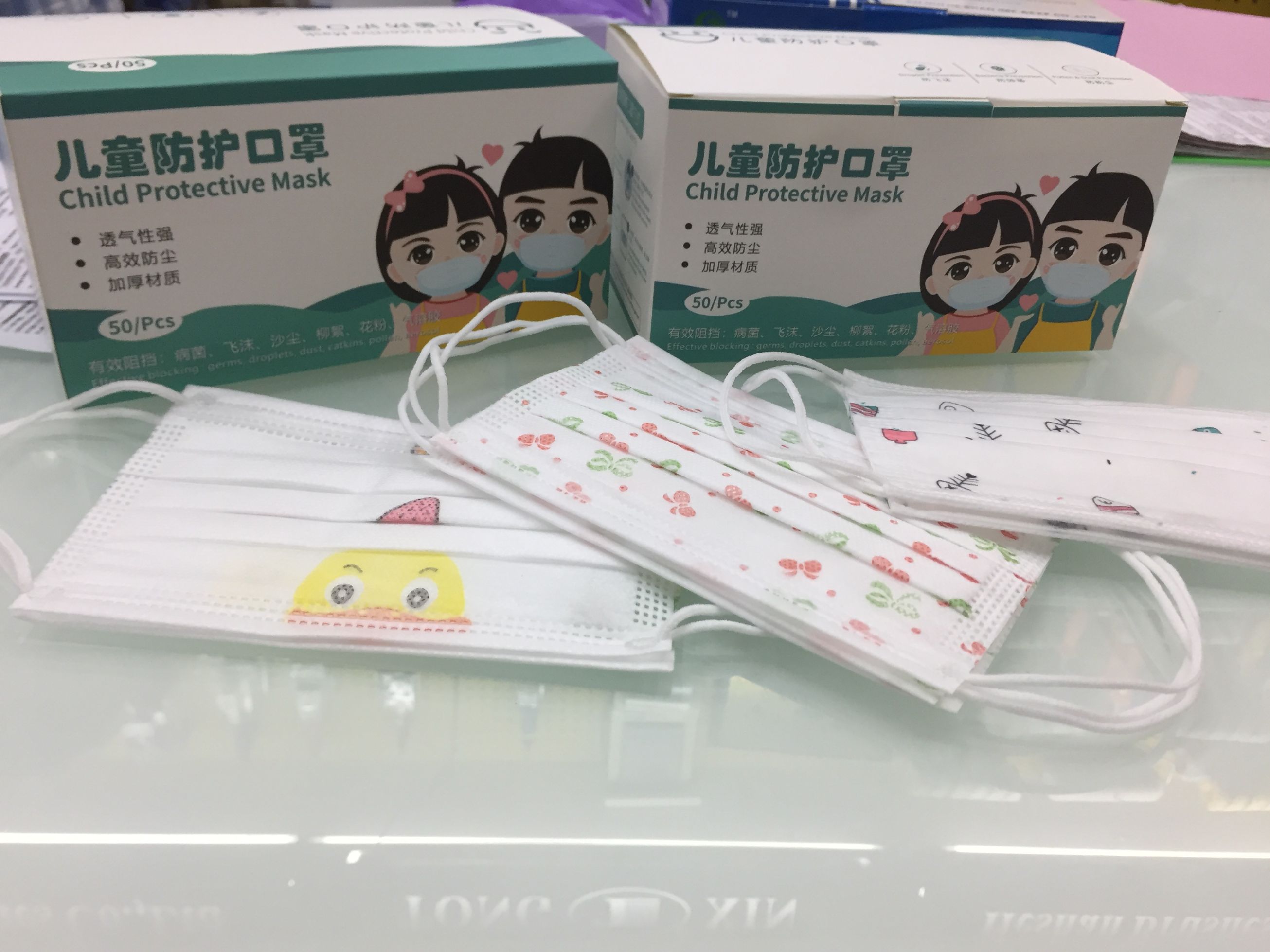 Children masks have three layers at a time and are sprayed in a box of 50 pieces and 100 pieces with free postage thumbnail