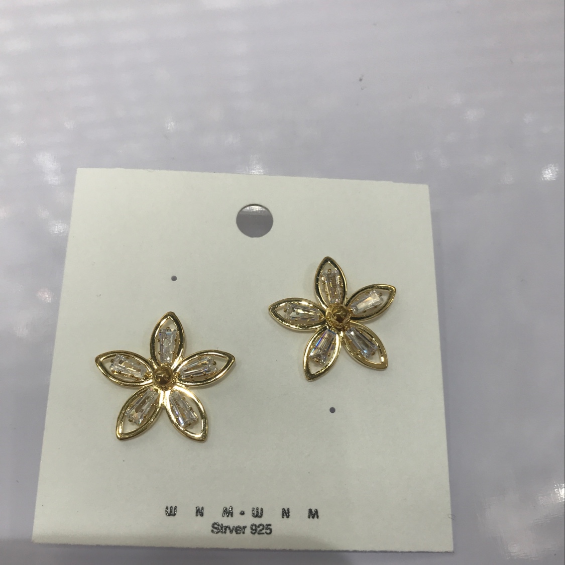 Small chrysanthemum ear studs details Picture