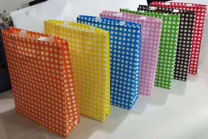 Checkered non-woven fabric bag