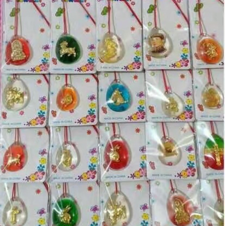 Street vendors supply pendant necklaces for children's ornaments thumbnail