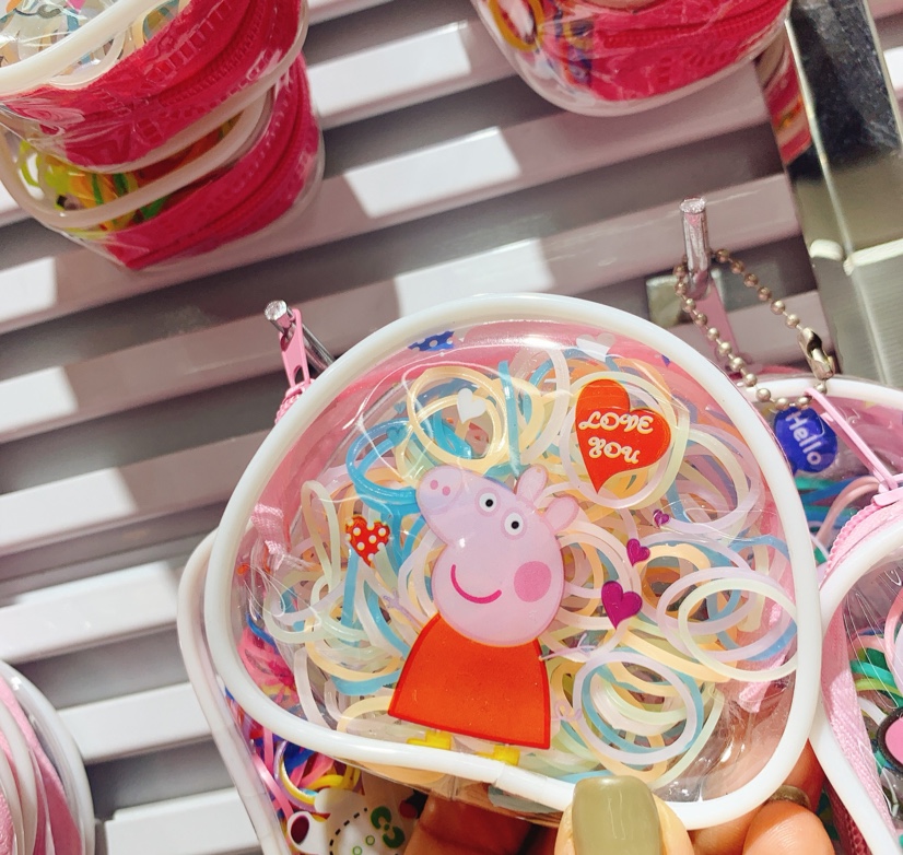 Rubber bands for children: Baby girl's rubber bands are constantly stretched in four squares thumbnail
