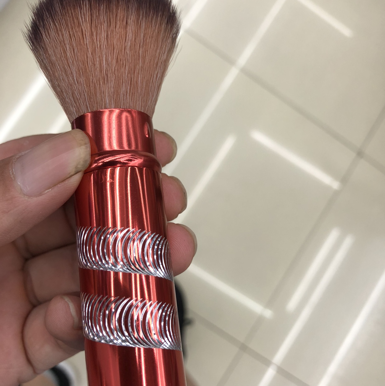 The paint can be extended and retracted, which is convenient