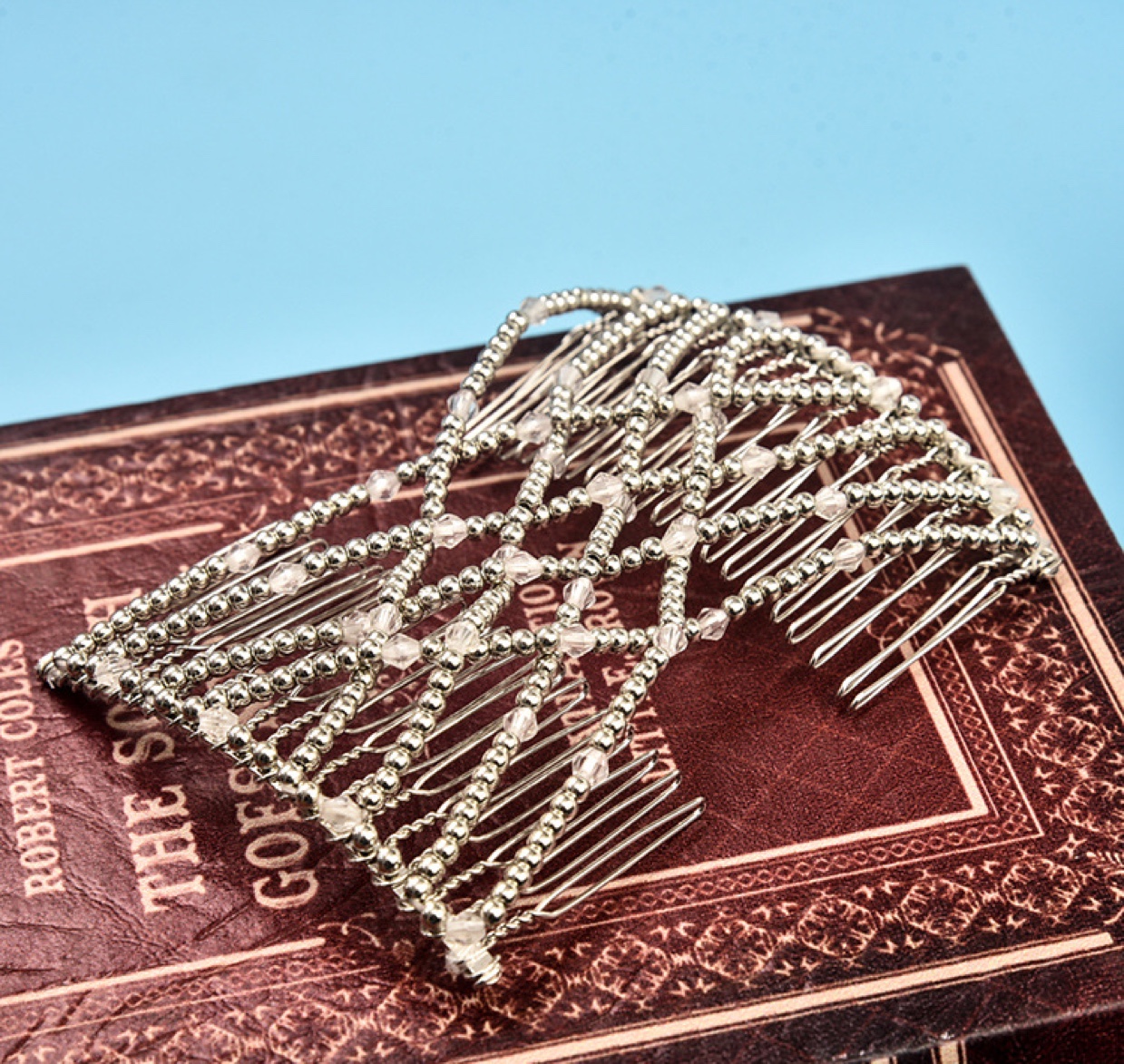 Wholesale of new electroplated hair pullers, magic hair combs, woven beaded combs and hair accessories on AliExpress and Amazon in Europe and America Application Scenario