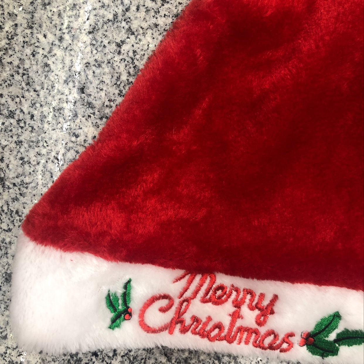 The latest Christmas hat from Hua's Christmas craftsmanship and decoration features a plush brim with embroidered letters. Custom-made hand-sewn balls are available Specification image