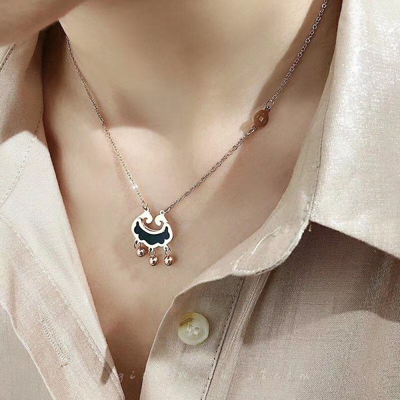 Our own factory our own shop 316 stainless steel series products necklace, hand lotus, foot lotus, studs, earrings and other jewelry environmental protection is not allergic to everyone recognized the fashion trend of good products.