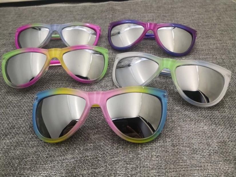 Wholesale and direct sales of children's glasses with cartoon printed patterns details Picture