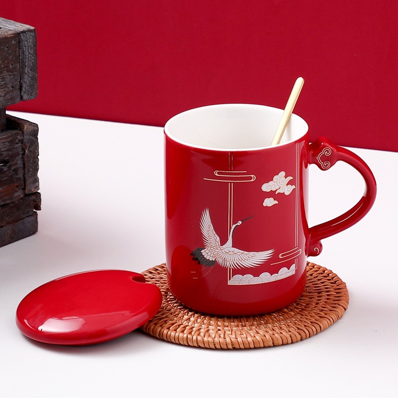 Chinese-style mugs, creative national trend ceramic cups, office covered spoon water cups, wedding souvenirs, couple gifts. Zhuoqiao 028 Application Scenario