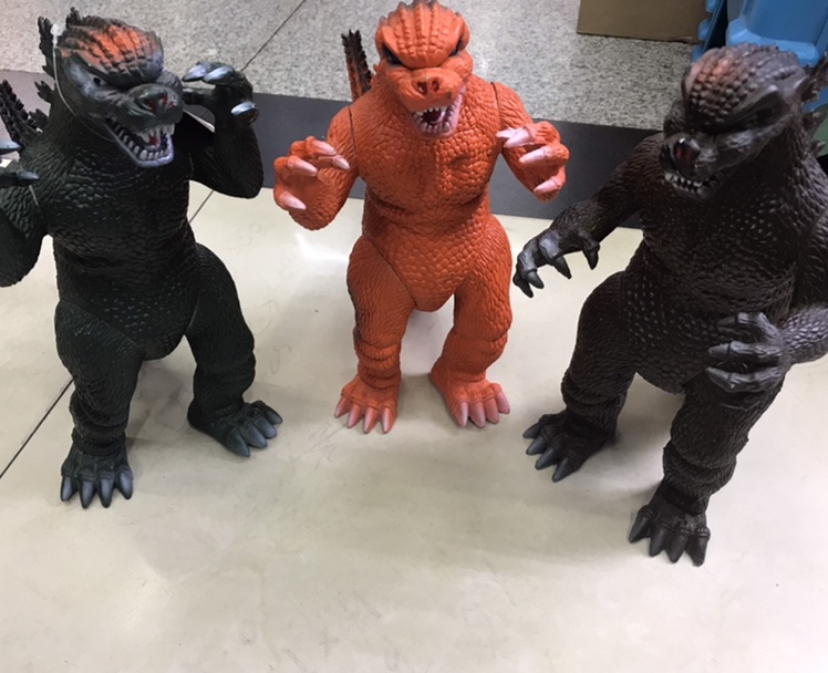 Oversized Godzilla Ultraman can be a touching toy for children