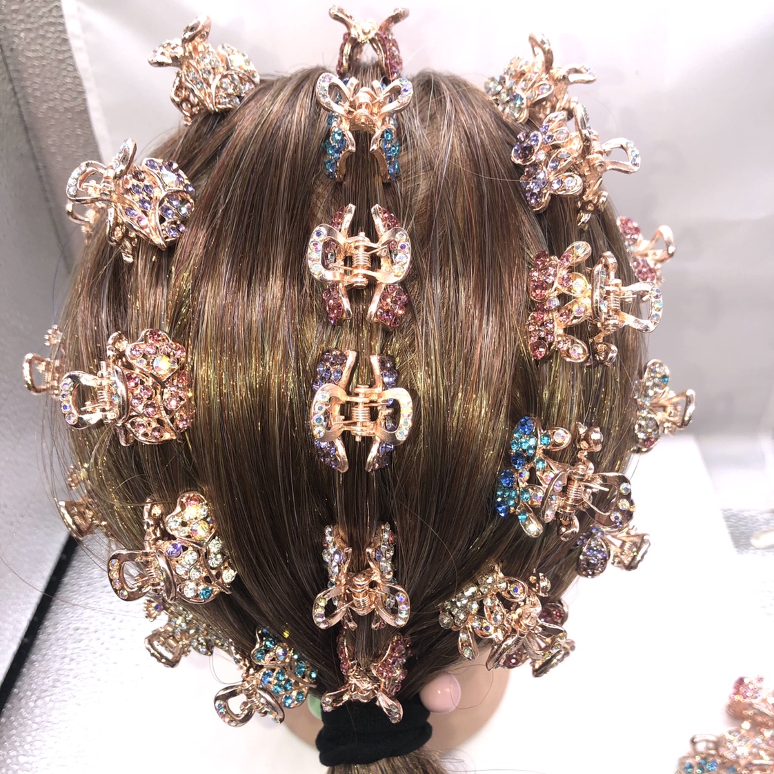 Versión coreana clip de pelo pequeño clip de mujer clip de cabeza simple clip superior clip de pelo accesorios de pelo aleación strass pequeño clip de agarre corona Application Scenario