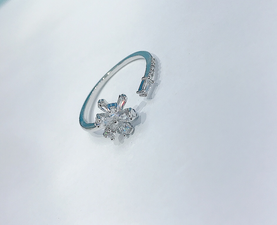 A zircon flower ring for women on Instagram, the same style as the popular female jewelry ring from Xinmingyang