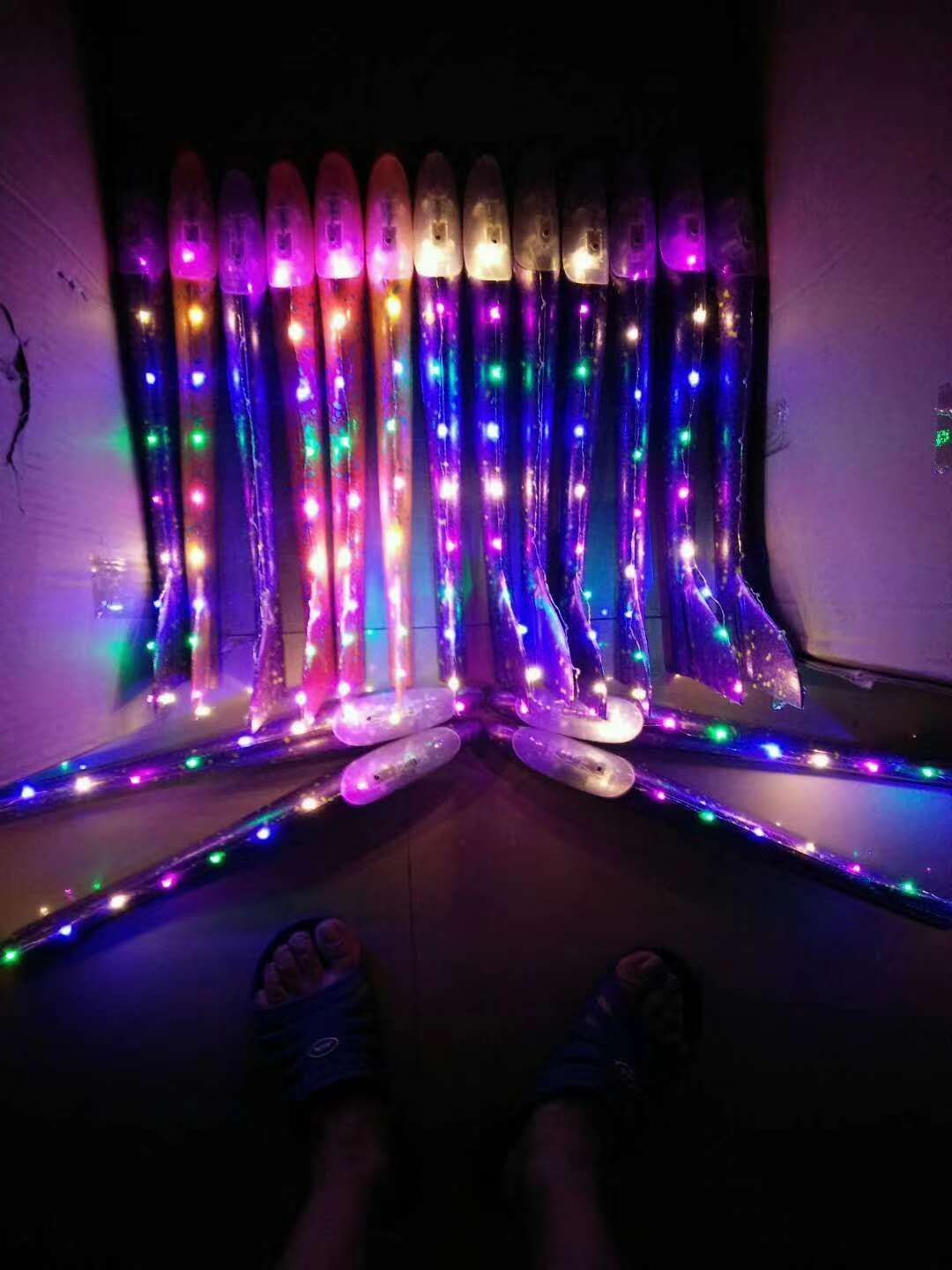 带灯飞机产品图