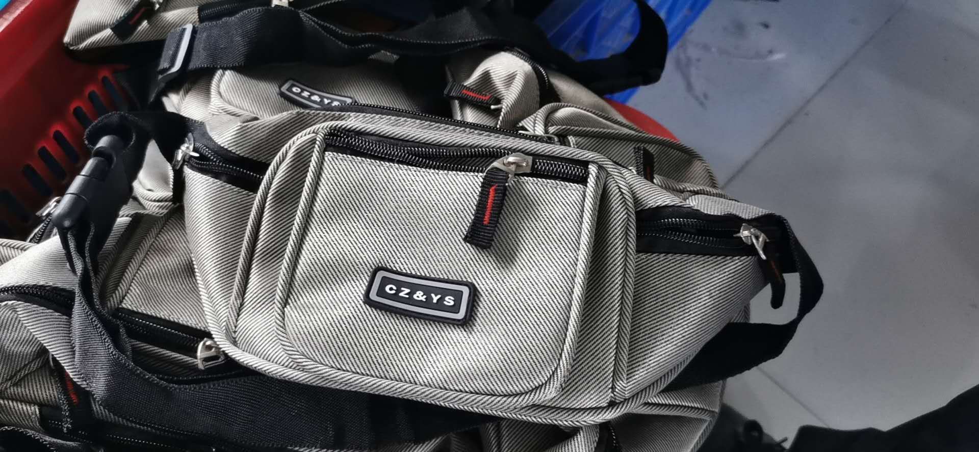 Men's And Women's Multi-Functional Bag Large Capacity Anti-Splash Collection
Silver Business Bag Wear Resistant Fashion Outdoor Sports Mobile Wallet