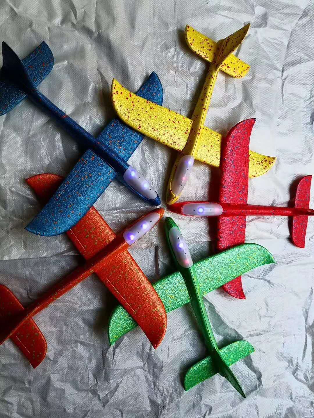 带灯飞机白底实物图