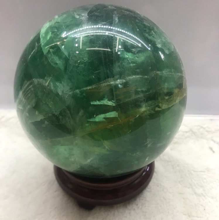 Fluorite can help keep the mind clear, deepen thinking ability, eliminate emotional distress and remove negative energy accumulated in the human body
