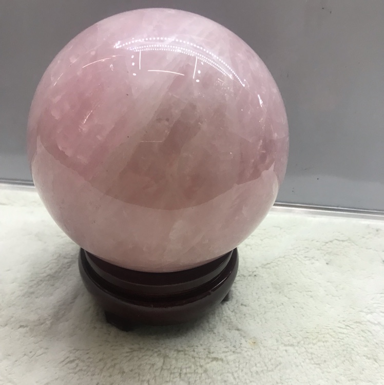 The rose quartz ball indicates love fortune and interpersonal relationships. Placing it at home can help attract good luck in love. Setting up an office in the store can boost popularity, enhance customer loyalty and promote business prosperity