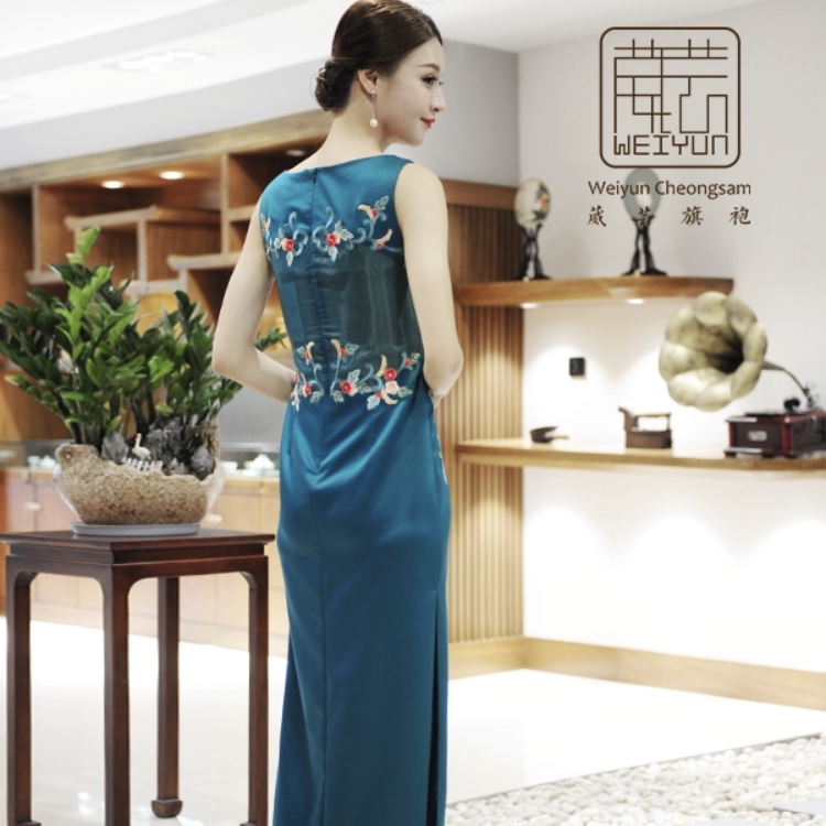 墨绿长款绣花长裙细节图