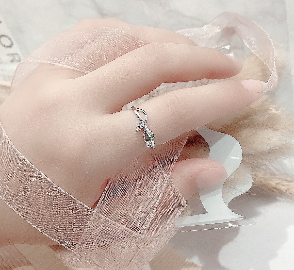 Floral trace micro-inlaid zircon open ring, a fashionable, individual and simple index finger ring accessory for women, the same style of ring as the Internet celebrity Application Scenario