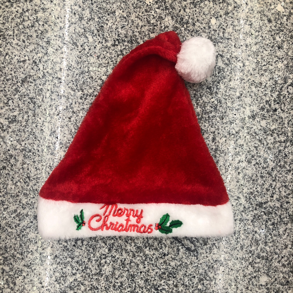 The latest Christmas hat from Hua's Christmas craftsmanship and decoration features a plush brim with embroidered letters. Custom-made hand-sewn balls are available
