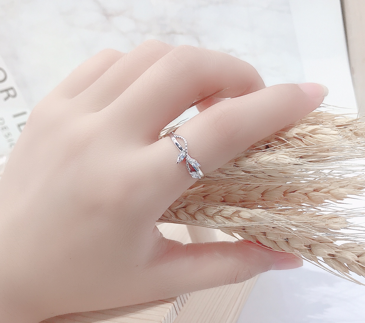 Floral trace micro-inlaid zircon open ring, a fashionable, individual and simple index finger ring accessory for women, the same style of ring as the Internet celebrity Specification image