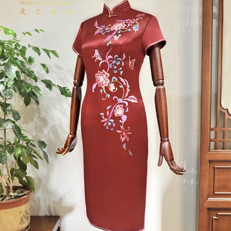 短款高档绣花妈妈装产品图