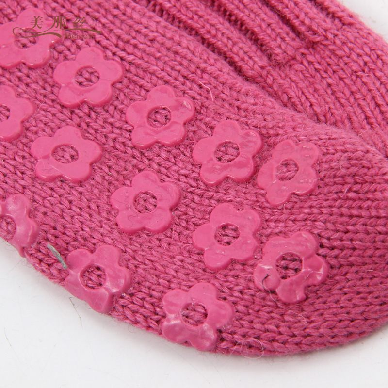 2020 Autumn/Winter Women's Wool Socks Printed Warm Non-Slip Thick Knitted Floor Socks Factory Direct Sales Application Scenario