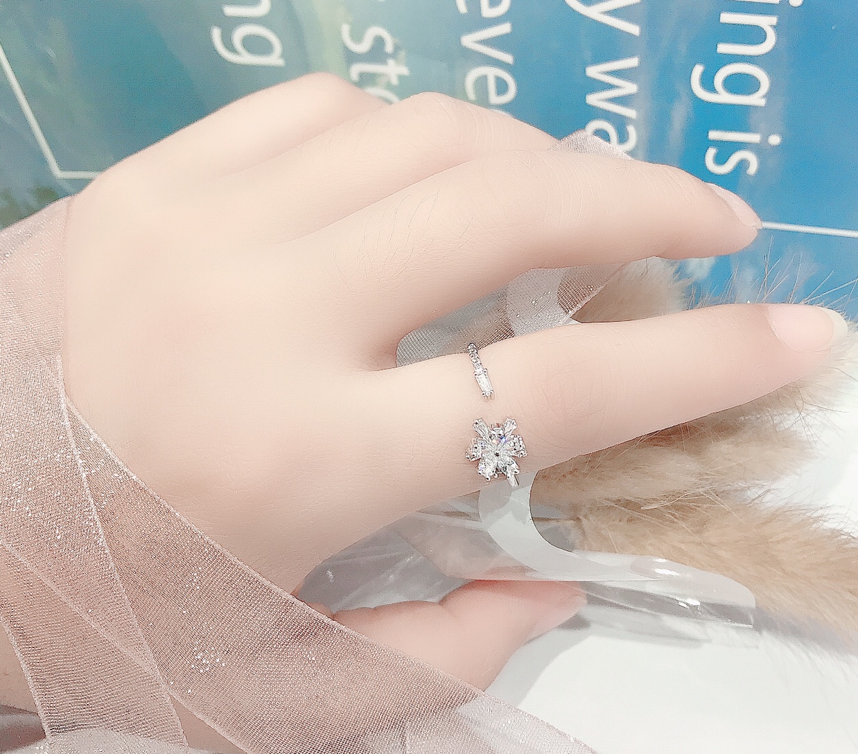 A zircon flower ring for women on Instagram, the same style as the popular female jewelry ring from Xinmingyang Application Scenario