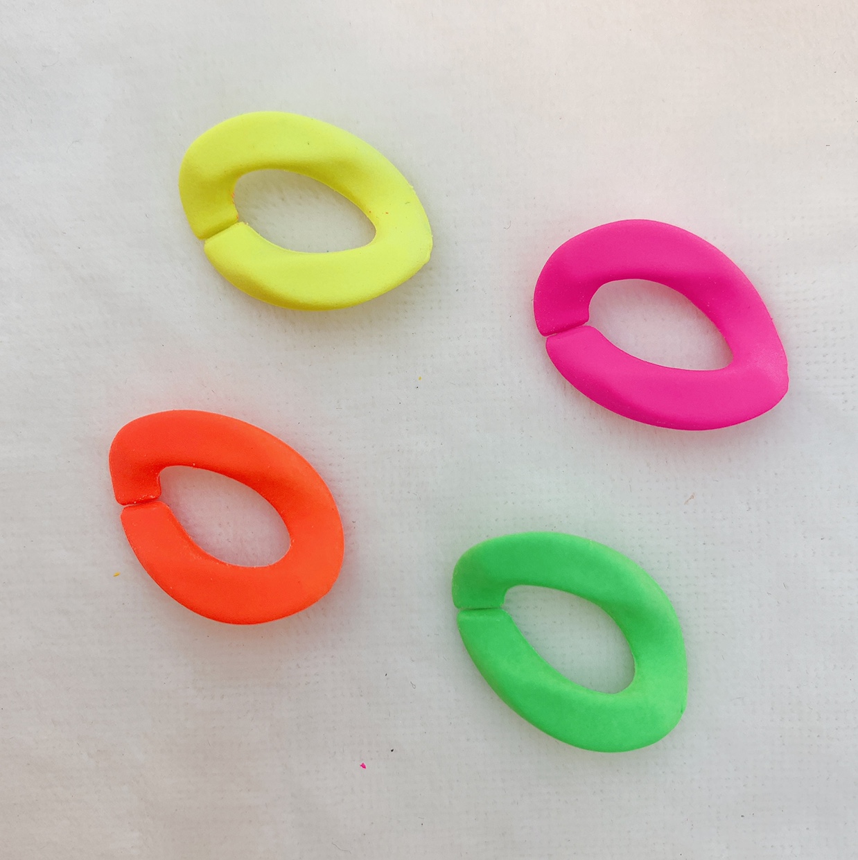 Fluorescent acrylic classic chain, 17/23 specification