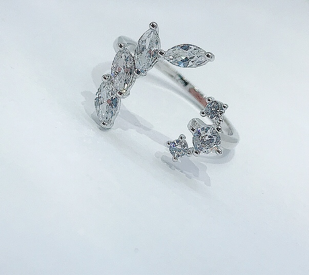 A Korean-style fashion zircon ring with full diamonds and an open joint ring for ladies, Xin Mingyang