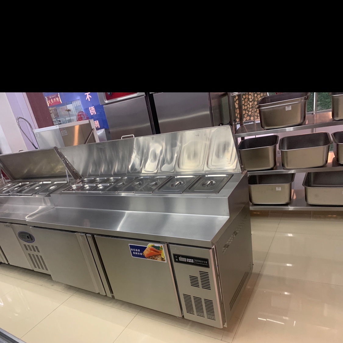 Pizza shops use pizza stations to display pizza freezers
