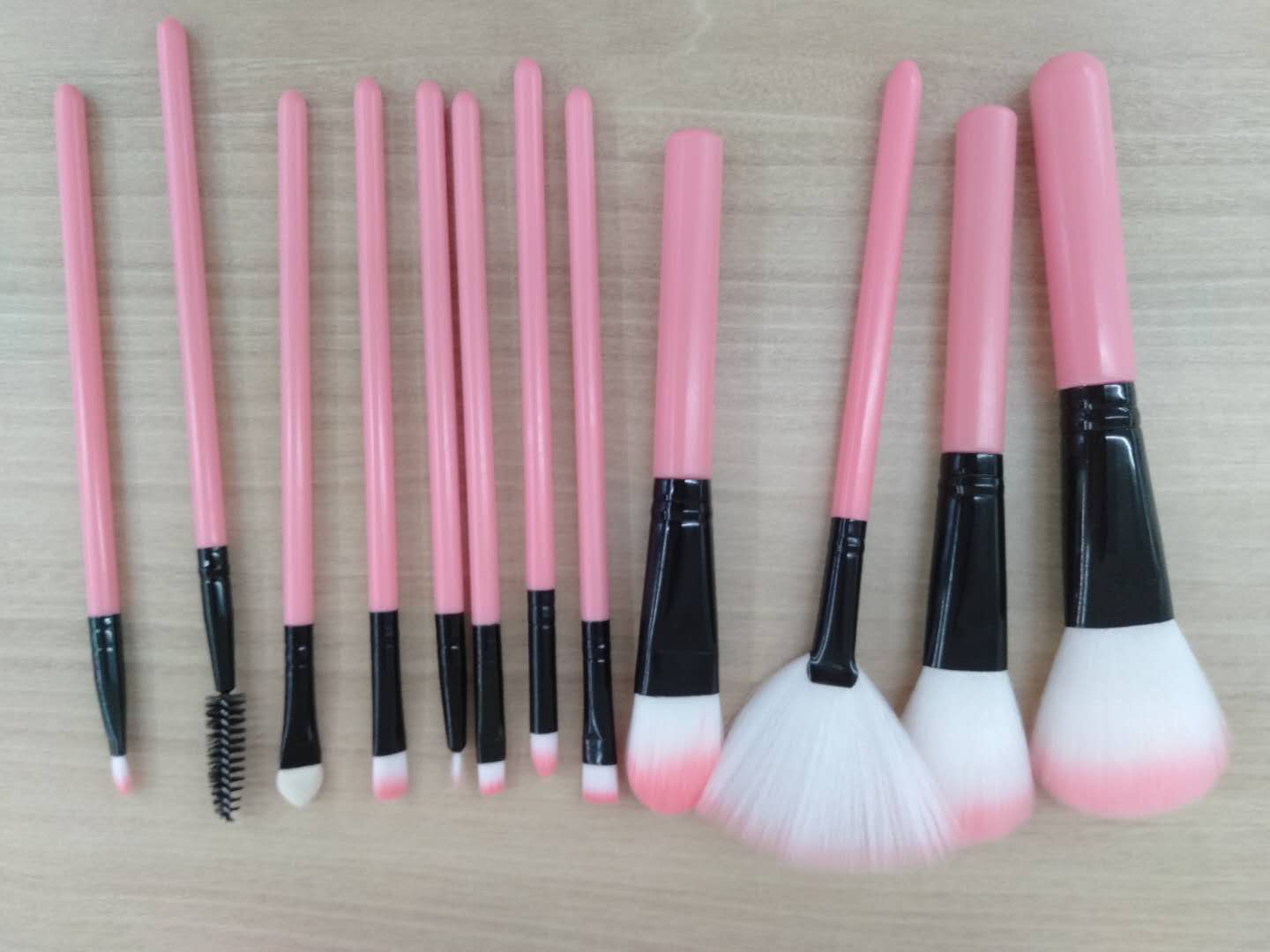 Set of 12 makeup brushes fan-shaped residual paint scatter paint