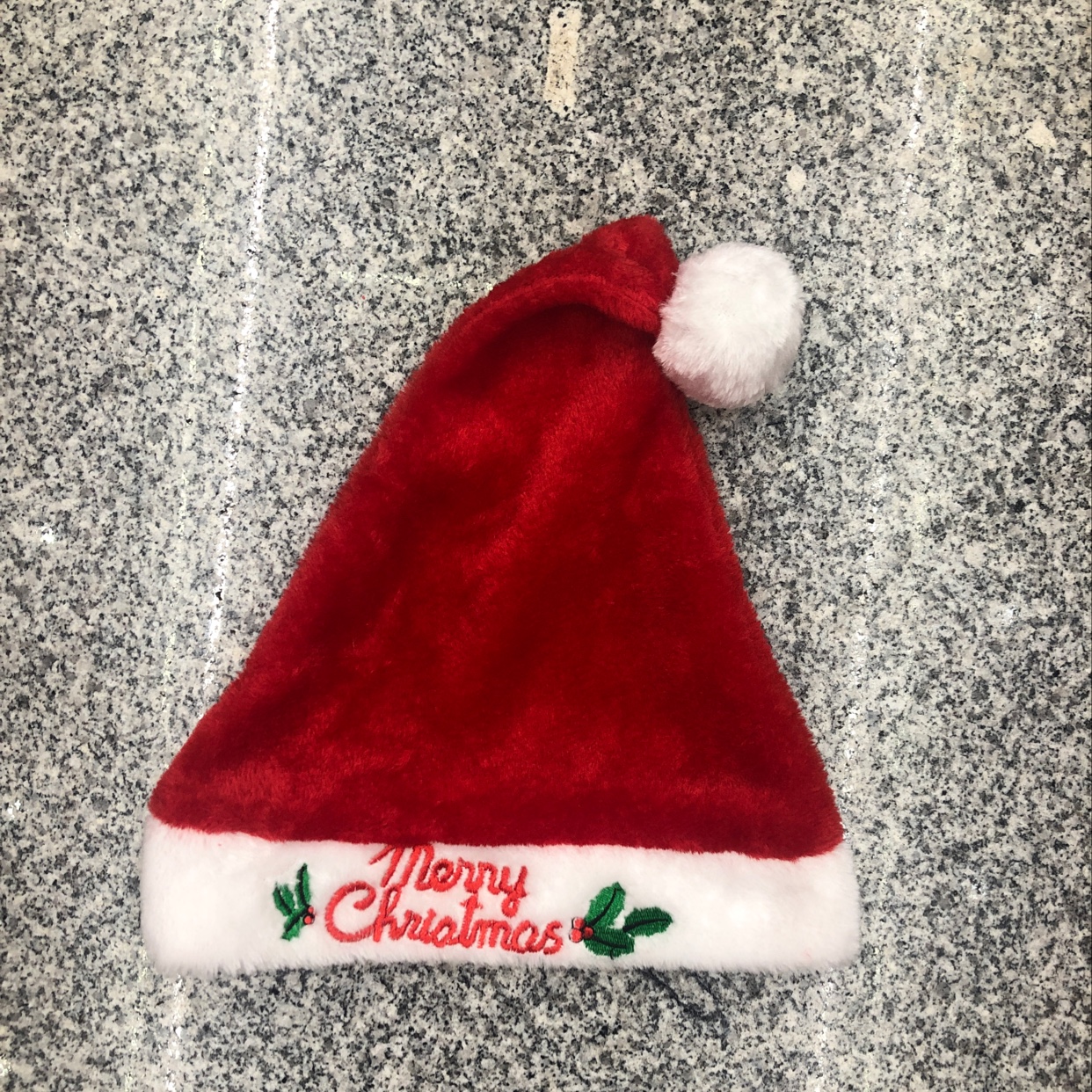 The latest Christmas hat from Hua's Christmas craftsmanship and decoration features a plush brim with embroidered letters. Custom-made hand-sewn balls are available details Picture