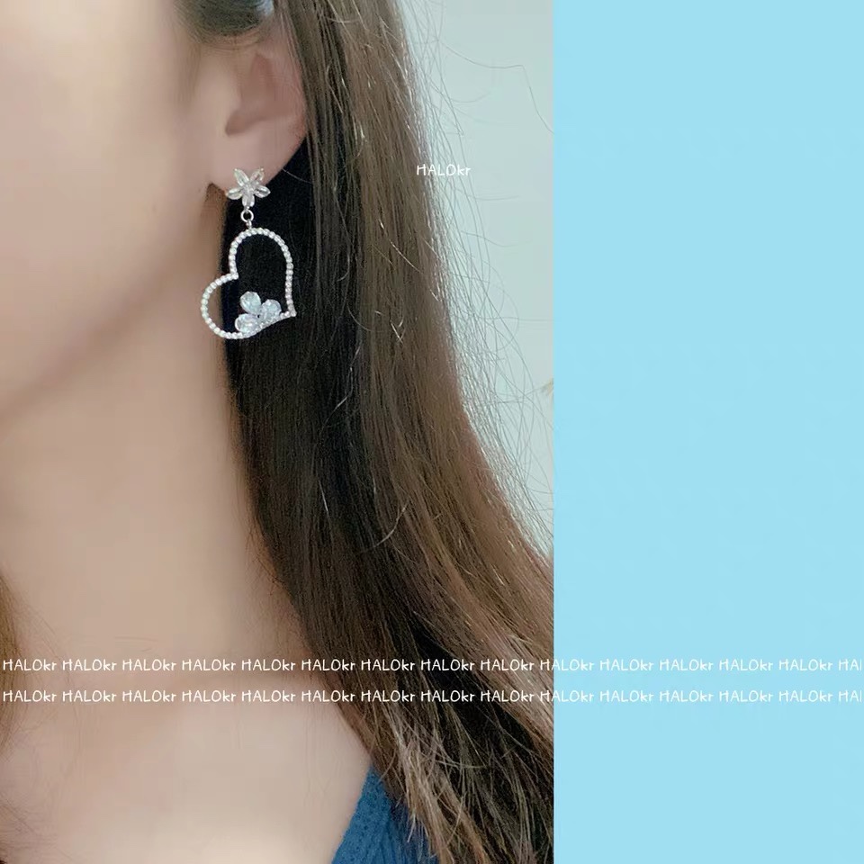 Genuine five-petal lily flower three-drop inlay asymmetrical heart-shaped pendant earrings from Dongdaemun, South Korea Application Scenario