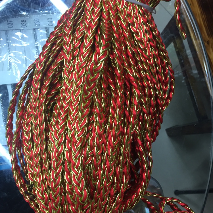 A bundle of 100 yards details Picture