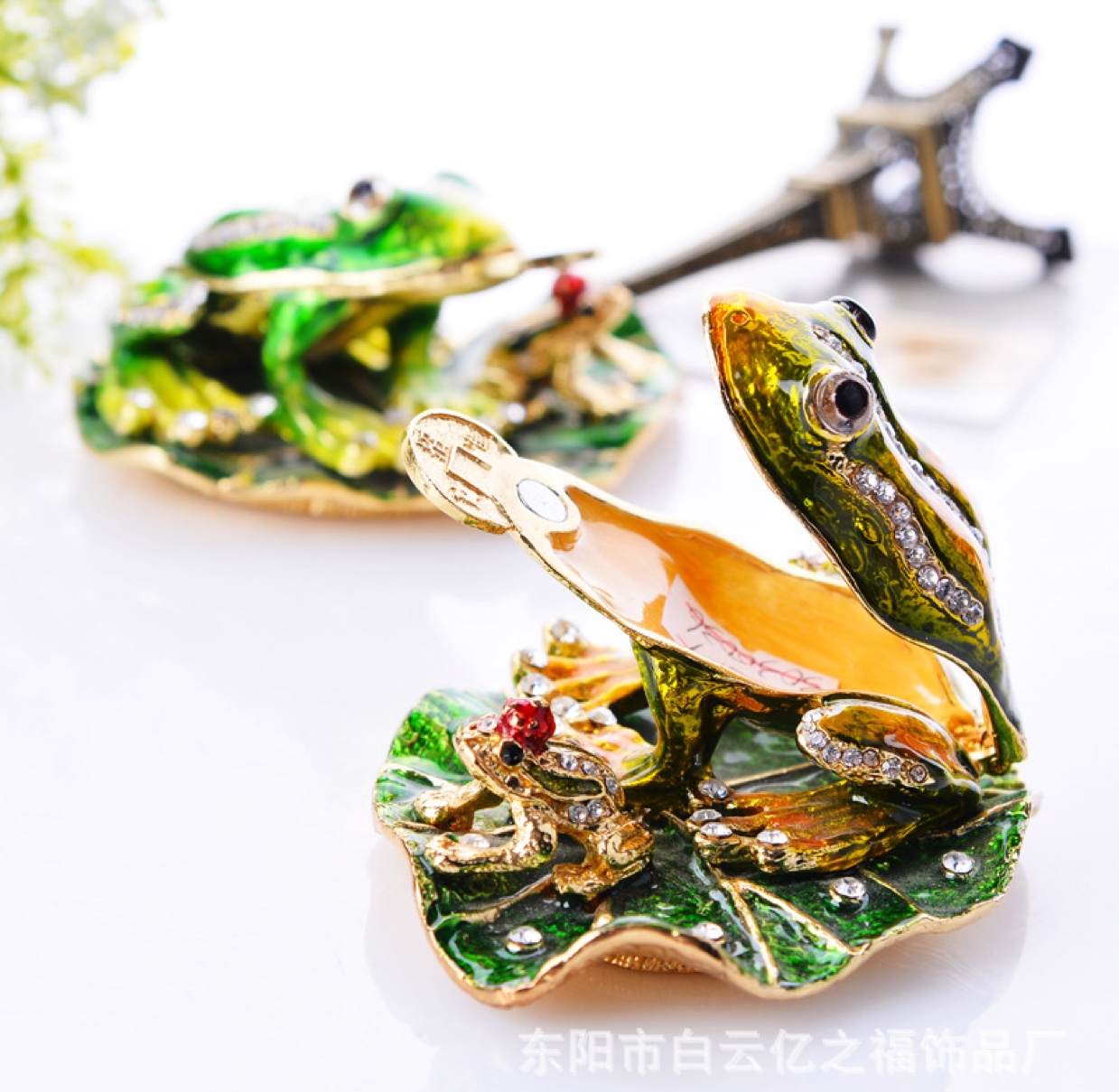 High-end creative gifts, animal frog jewelry boxes, creative home metal living room ornaments, diamond-encrusted handicrafts Application Scenario