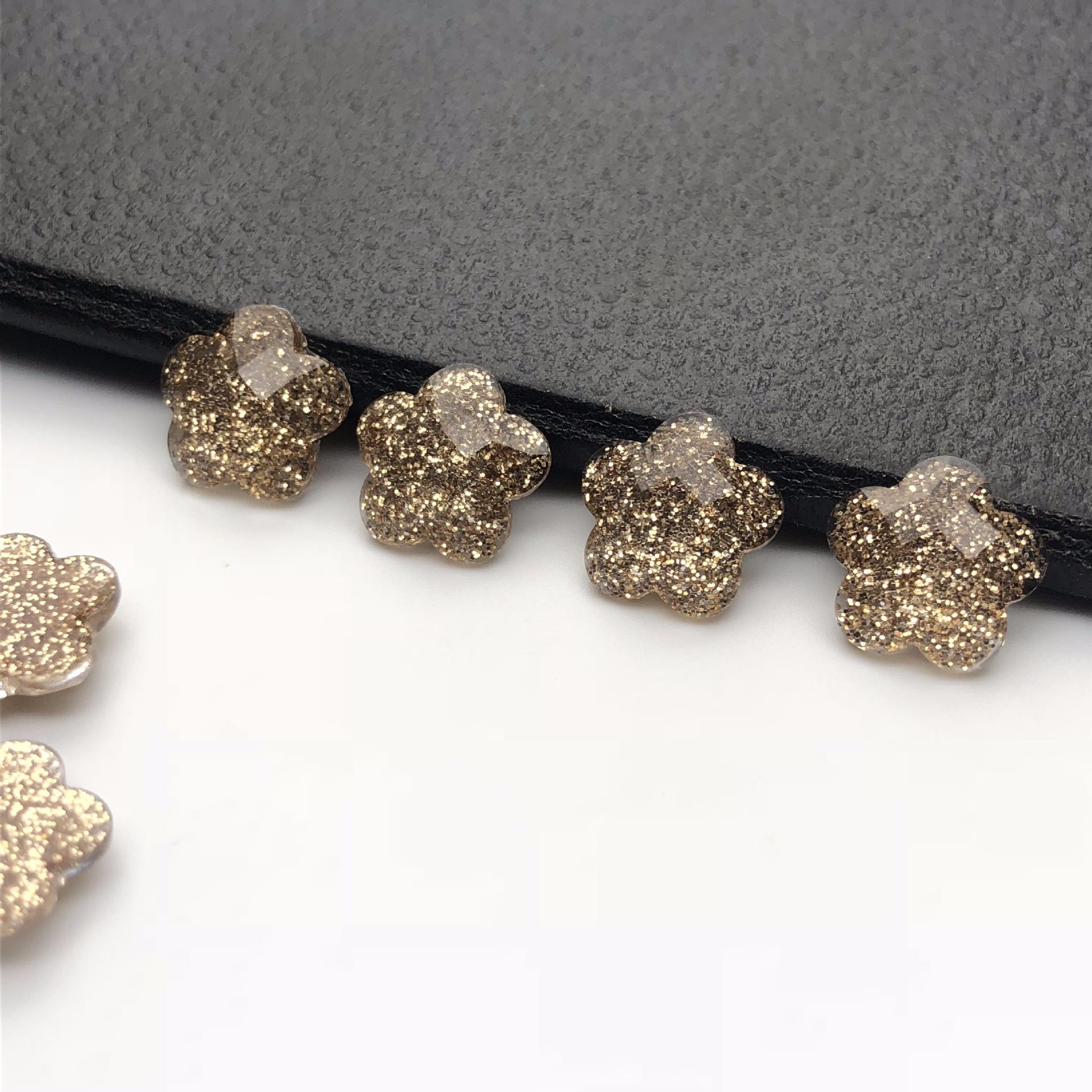 厂家批发树脂平底贴片梅花12mm亮片闪粉效果头绳服饰装饰材料定制