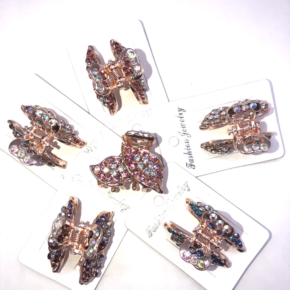 محفظة شعر صغيرة الحجم ذات شكل هوري مزخرفة بقطعة شعر ذات غطاء شعر، وأوراق مثقاب صغير من الشبك