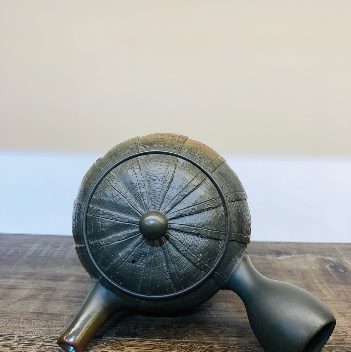 素三窑 （亀岡克史）已故窑变大师朱泥火窑变横手大急須壶
容量：约480ml
准确重量请咨询细节图