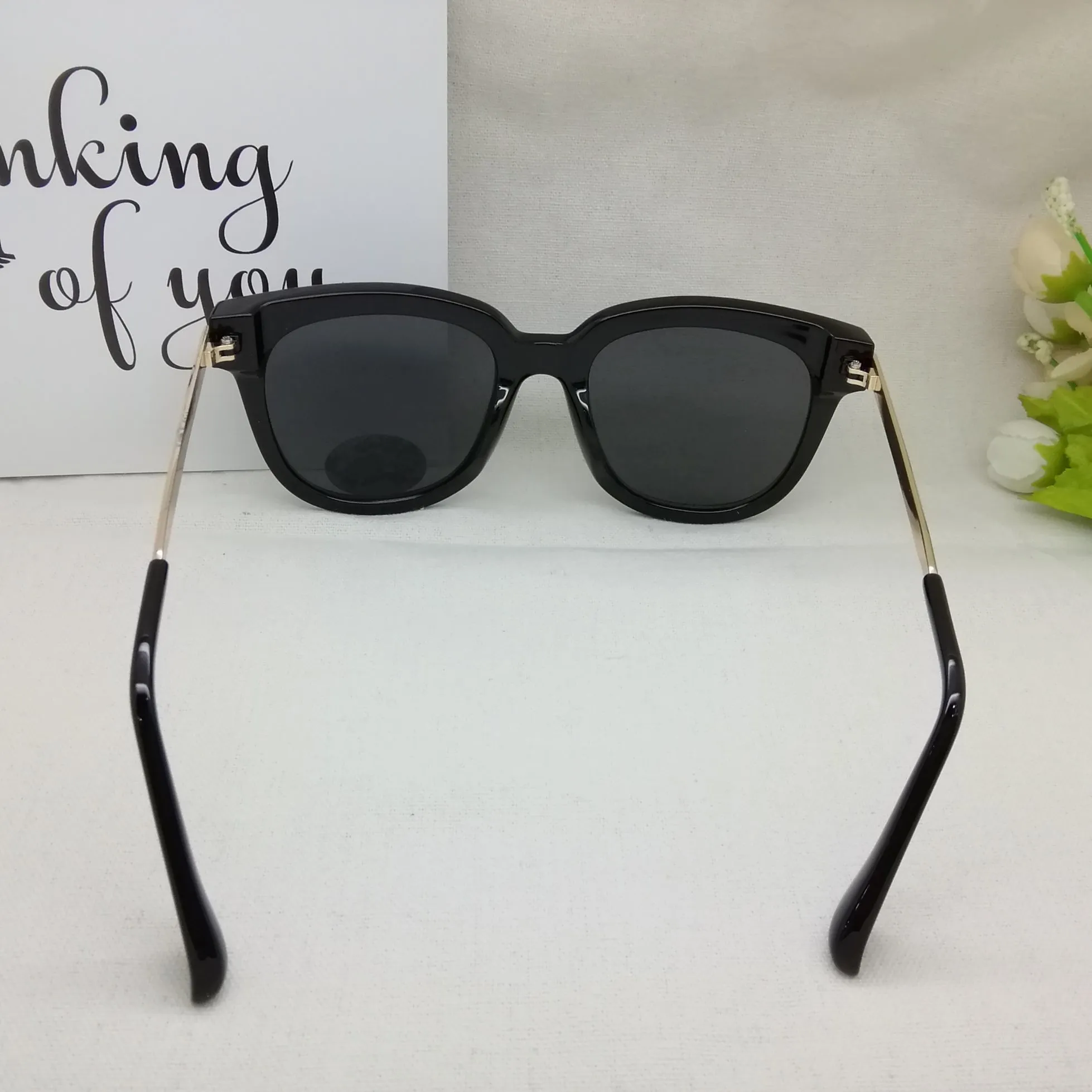 Yiwu Good Goods 301- Fashionable Women's Sunglasses with Large frames, a small trend to Show Off your face detail image 2